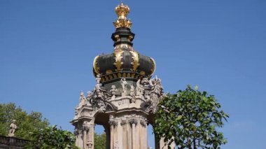 Drezden Zwinger Crown kapısı, statik zaman akışı, açık mavi gökyüzü