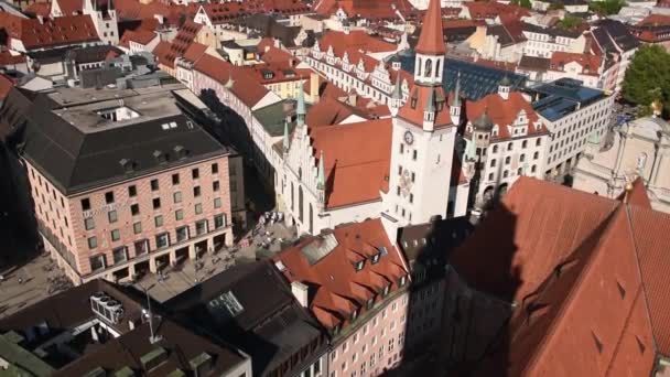 德国慕尼黑 2019年5月20日 阳光明媚的慕尼黑老市政厅 Altes Rathaus 许多人沿着Marienplatz广场散步 — 图库视频影像