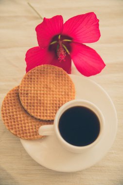 Bardakta sıcak içecekle ev yapımı yuvarlak waffle.