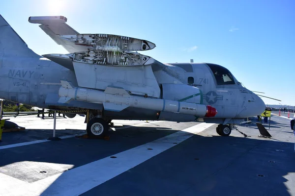 San Diego, Kaliforniya-USA-Aralık 04, 2016-Navy vs-41 USS Midwa