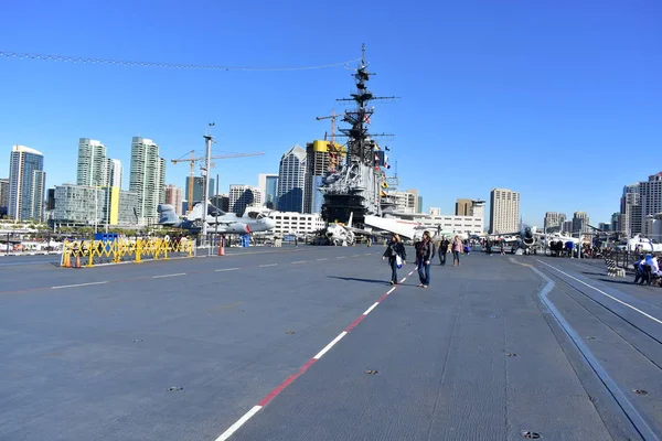 Сан-Диего, Калифорния - США - Дек 04.2016 - Самый большой самолет USS — стоковое фото