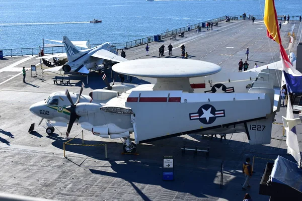 サンディエゴ、カリフォルニア州 - アメリカ合衆国 - 12 月 04,2016 - 航空機滑走路 Uss — ストック写真