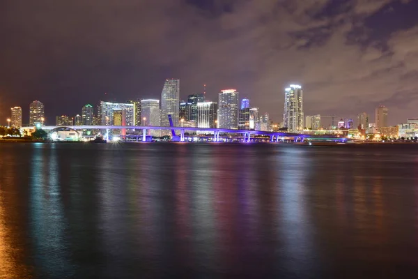 Miami, Florida - Usa - 2016. január 08.: Éjszakai Miamiban — Stock Fotó