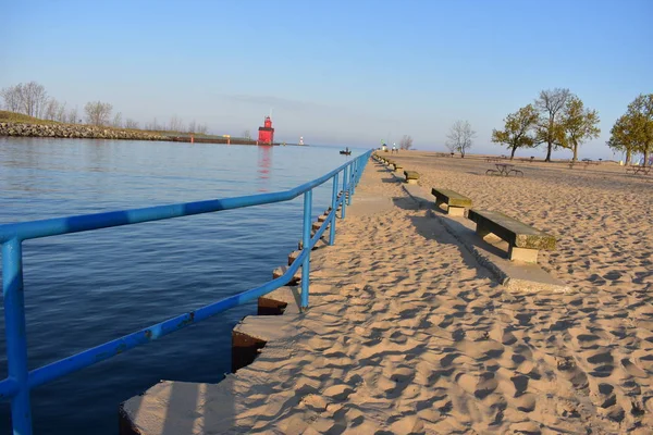 Phare et chaises en pierre à Holland Beach — Photo