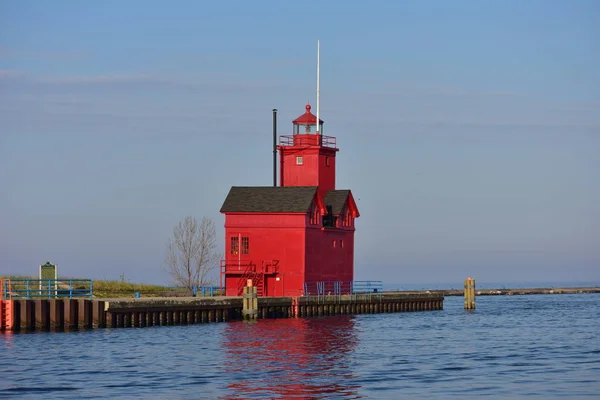 Великий червоний маяк — стокове фото