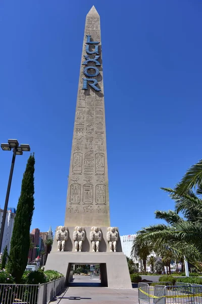 Las Vegas, Nevada - Estados Unidos - Junio 05,2017 - Señal de Obelisco para Luxor — Foto de Stock