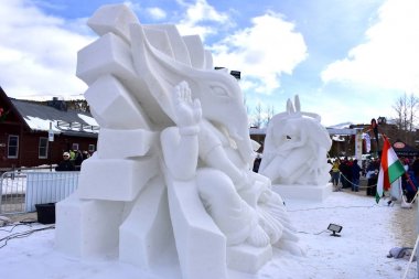 Breckenridge, Colorado, ABD: 28 Ocak 2018: Lord Ganesha yıllık uluslararası kar heykel