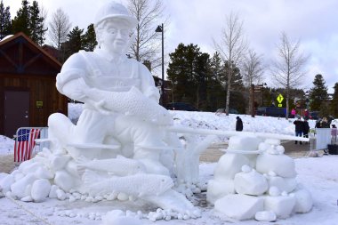 Breckenridge, Colorado, ABD: 28 Ocak 2018: Breckenridge Catch ve yayın kar heykel takım Breckenridge tarafından