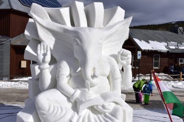 Breckenridge, Colorado, ABD: 28 Ocak 2018: Hindu dini tanrısı Ganesha kar heykel