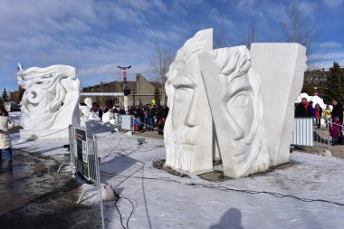 Breckenridge, Colorado, ABD: 28 Ocak 2018: kendimizi bulmak için heykel 2018 kar