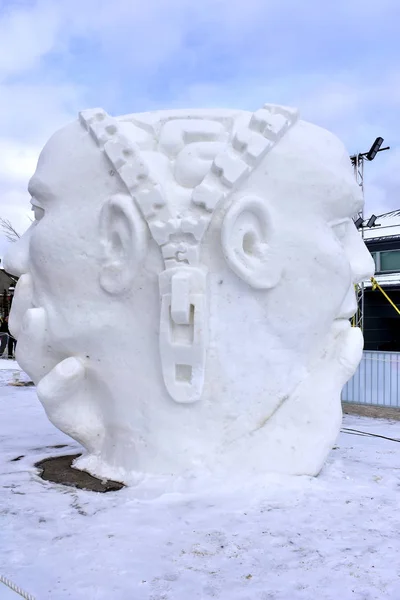 Breckenridge, Colorado, USA: Jan 28, 2018: 2018 The "woman side"...and, the man side Snow Sculpture — Stock Photo, Image