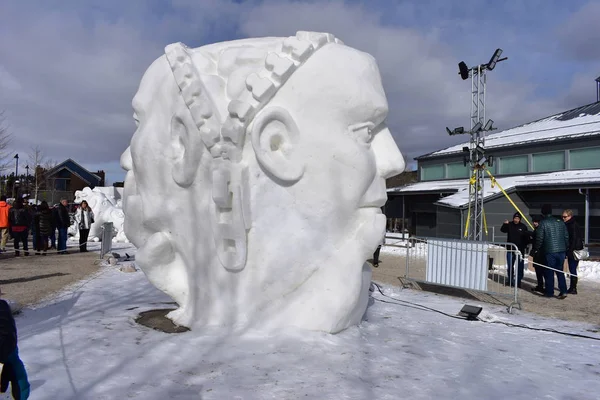 Breckenridge, Colorado, EUA: 28 de janeiro de 2018: O "lado feminino"... e, o lado masculino Escultura de Neve — Fotografia de Stock