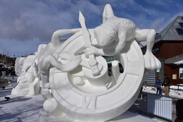 Breckenridge, Colorado, USA: Jan 28, 2018: Time Snow Sculpture by Team Mongolia — Stock Photo, Image