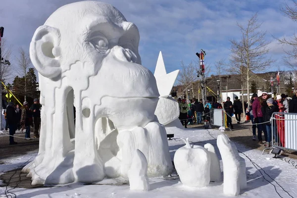 Breckenridge, Colorado, USA: Jan 28, 2018: Team China: "Thinker" Snow Sculpture Championship 2018 — Stock Photo, Image