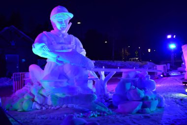 Breckenridge, Colorado, ABD: 28 Ocak 2018: yakala ve bırak kar heykel takım Breckenridge tarafından