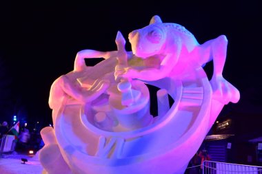 Breckenridge, Colorado, ABD: 28 Ocak 2018: zaman kar heykel takım Moğolistan tarafından geceleri