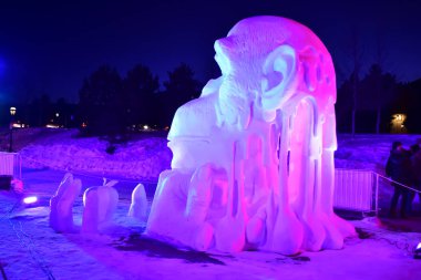 Breckenridge, Colorado, ABD: 28 Ocak 2018: Gümüş takım Çin gece heykel, tarafından kazanan düşünür