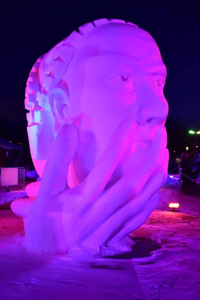 Breckenridge, Colorado, USA: Jan 28, 2018: Team Turkey presented: "Mindful" at Night Snow Sculpture Competition 2018 — Stock Photo, Image