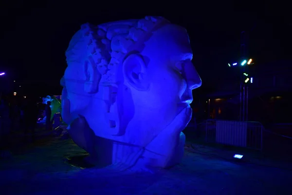 Брекенрідж, Колорадо, США: 28 січня 2018: команда індичка представлена: "Mindful" в ночі сніговий скульптура — стокове фото