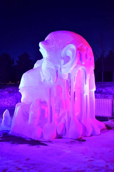 Breckenridge, Colorado, USA: Jan 28, 2018: 2018 Silver Winner ��� ���Thinker��� by Team China at Night Sculpture — Stock Photo, Image