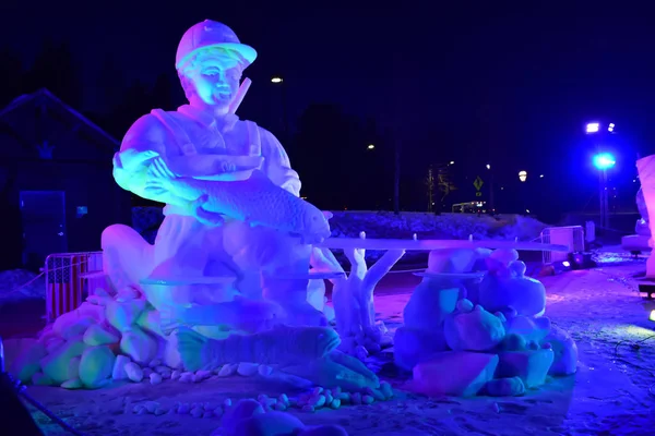 Breckenridge, Colorado, USA: Jan 28, 2018: Catch and Release Snow Sculpture by Team Breckenridge — Stock Photo, Image