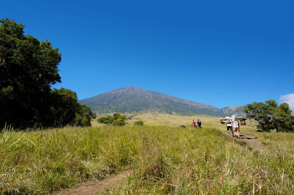 Rinjani berg wandelaar — Stockfoto