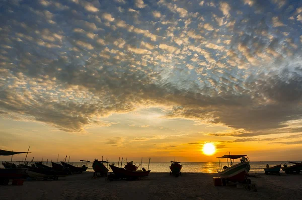 Sunrise and dramatic cloud — Stock Photo, Image