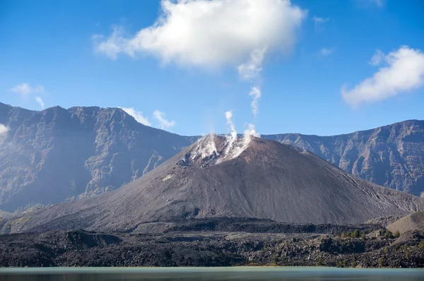 Monture barujari dans le lac segara anak — Photo