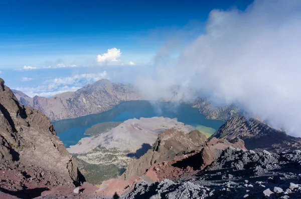 Segara anak vista lago a partir do topo da montagem rinjani — Fotografia de Stock