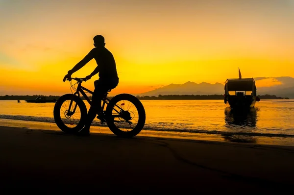 Lever de soleil incroyable à gili île — Photo