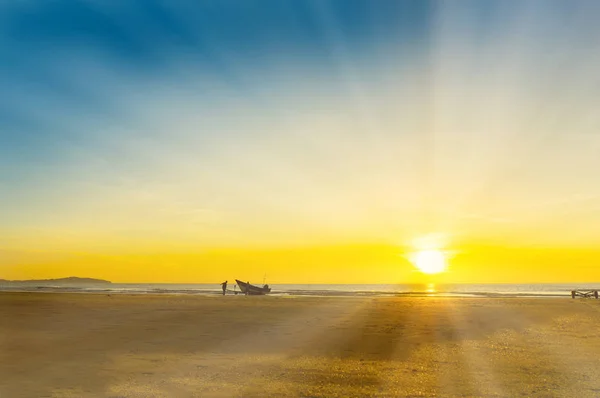 Fantastische zonsopgang en lichtstraal op vissersboot — Stockfoto