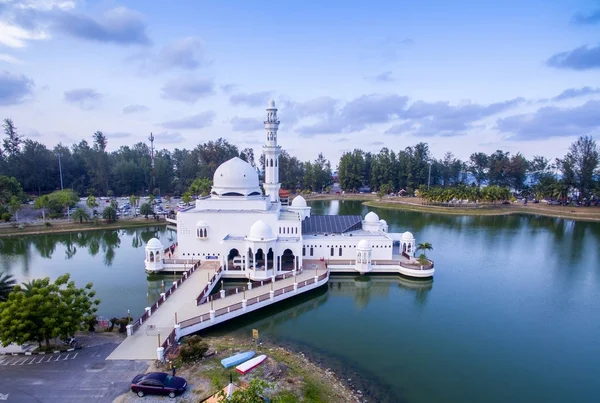 Vista aérea mezquita flotante —  Fotos de Stock