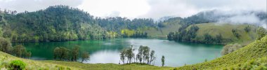 Java Endonezya 'da panoramik manzaralı ranu kumbolo gölü                               