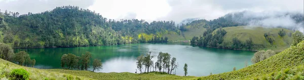 从全景看爪哇印度尼西亚的Ranu Kumbolo湖 — 图库照片