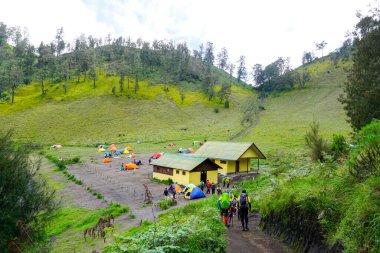 Ranu kumbolo semeru dağ yürüyüşçüleri kamp alanı