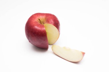 dilim izole beyaz zemin üzerine kırmızı elma