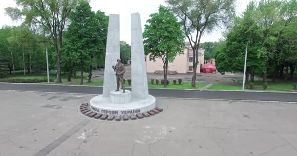 Monument till döda deltagarna i den antiterrorist operationen. Ukraina 2 — Stockvideo