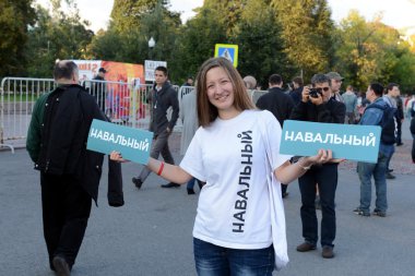 Alexei Navalny, Moskova Bolotnaya meydanında desteklemek üzere bir mitingde bilinmeyen bir kadın.