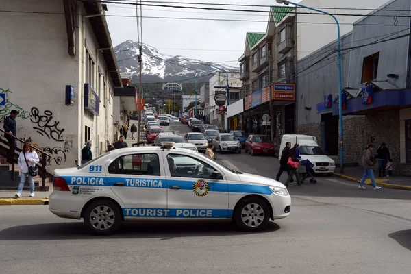 Araba Ushuaia turist polis sokakta. — Stok fotoğraf