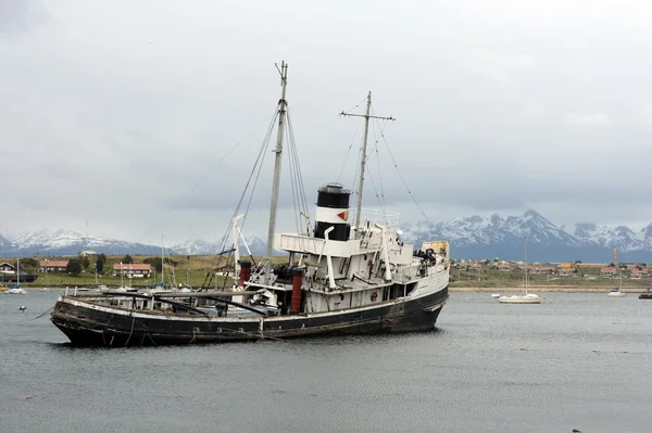 Buhar römorkör "Aziz Christopher" Grounded Beagle kanalı içinde. — Stok fotoğraf