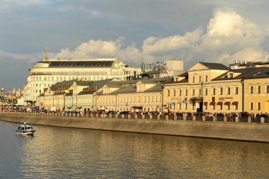  Drenaj kanalı 1783-1786 Moskova Nehri'ne Kremlin yakınındaki Merkezi bend boyunca inşa edilmiştir. Moskova Nehri formları Balchug Adası ile birlikte.