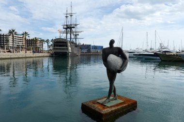  Alicante liman heykel.