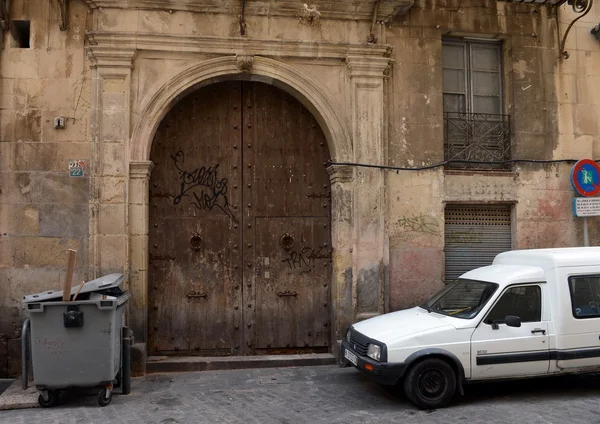 Alicante staden i den autonoma regionen för Valensiysky, huvudstad i provinsen Alicante. Ingången till templet. — Stockfoto