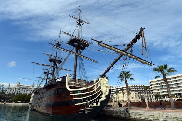 Oude schip in de haven van Alicante. — Stockfoto