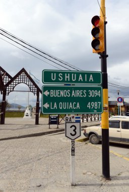  Yol işaretleri ve trafik ışıkları Ushuaia içinde.
