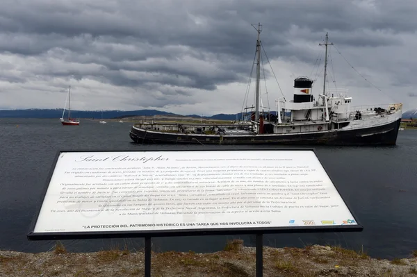 Steam tug "Saint Christopher" Grounded in the Beagle Channel.Information for tourists. — Stock Photo, Image
