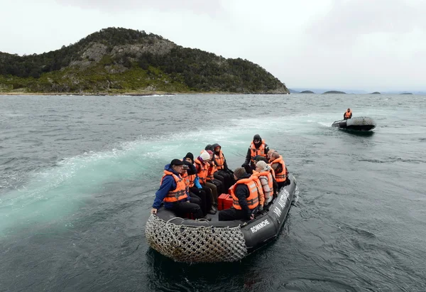 Disembarkation of tourists from the cruise ship "Via Australis" on the island of Navarino Bay, Wulaia. — Stock Photo, Image