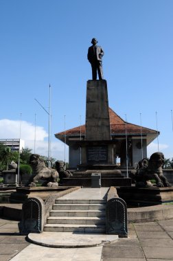 İlk başbakanı olan Sri Lanka Senanayake, Anıtı don Stephen Colombo şehir içinde.