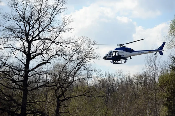 Swat-Kämpfer auf einem Polizeihubschrauber as-355 — Stockfoto