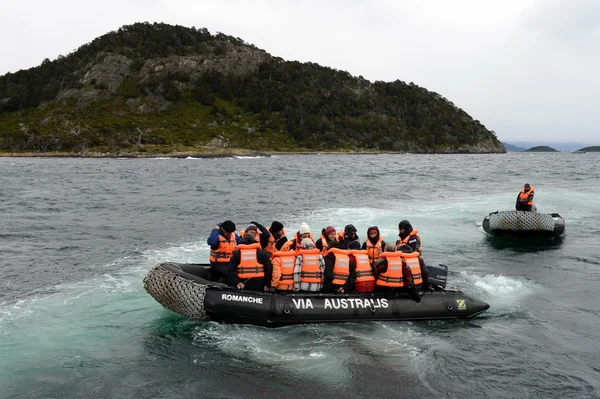 Disembarkation of tourists from the cruise ship "Via Australis" on the island of Navarino Bay, Wulaia. — Stock Photo, Image